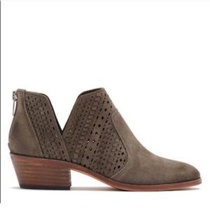 NWOT VINCE CAMUTO PRASATA SUEDE ANKLE BOOTS PERFORATED LEATHER BACK ZIP SZ 10